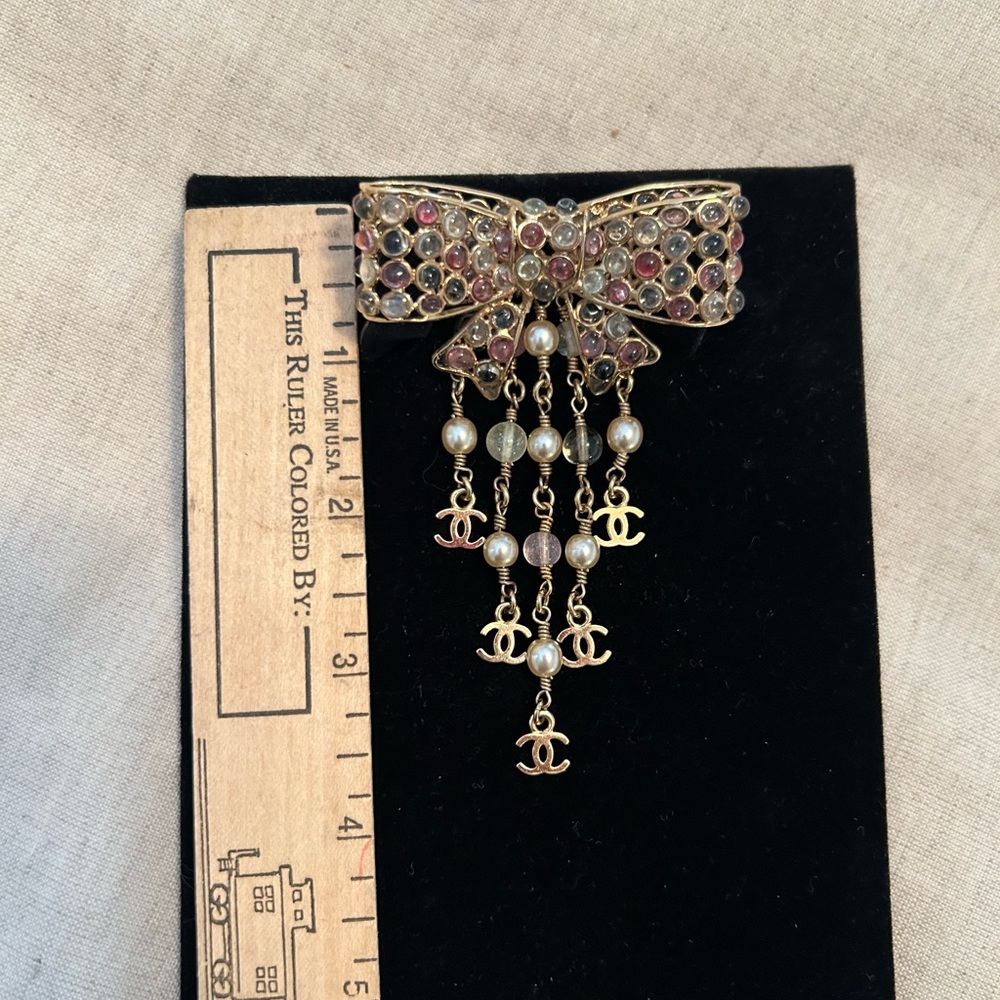 💗Chanel Gripoix Bow Brooch Pin with CC Dangles 💗 - Picture 4 of 10